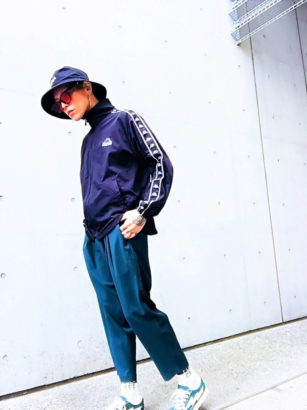 「ジャージ、KAPPA、トラックジャケット、パンツスタイル、アンクルパンツ、バケットハット、スニーカー、ストリート、スポーツミックス、street」｜「Kappaのﾄﾗｯｸｼﾞｬｰｼﾞ（ジャージ、ブラック系）」を使った、TETUさん（メンズ・174cm）の春コーディネートの1枚目の写真