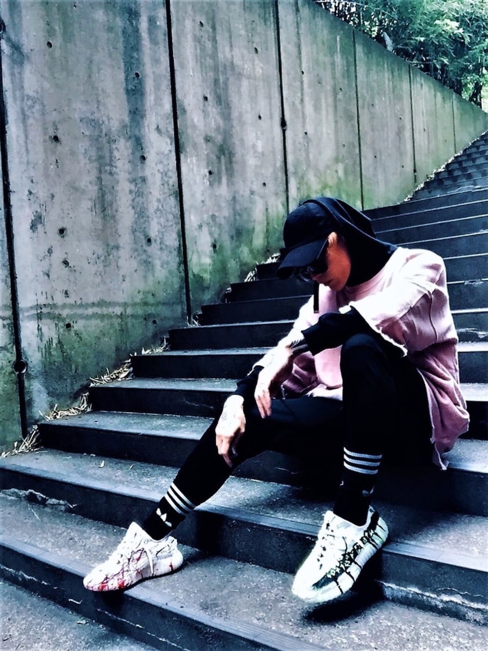 「ストリート、パーカー、スウェット、スウェットパンツ、スニーカー、アディダス、adidas、yeezy boost 350 v2、ビックシルエット、キャップ」｜「adidasのYEEZY BOOST 350 V2 （スニーカー、ホワイト系）」を使った、TETUさん（メンズ・174cm）の春コーディネートの1枚目の写真