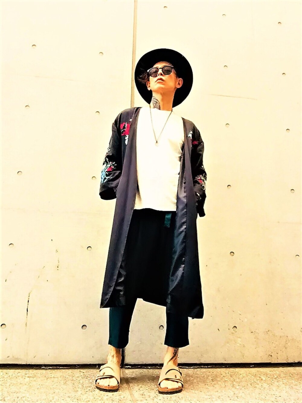 「ガウン、コーディガン、刺繍、白Tシャツ、アンクルパンツ、サンダル、birkenstock、abahouse、STUDIOUS、カンカン帽」｜「ABAHOUSEの【定番】COTTON LYCRA圧着クルーネックTシャツ（Tシャツ/カットソー、ホワイト系）」を使った、TETUさん（メンズ・174cm）の春コーディネートの1枚目の写真