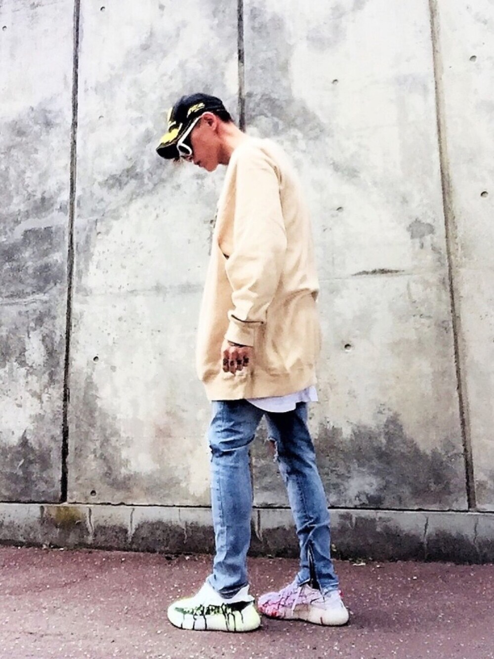 「デニム、デニムパンツ、スニーカー、アディダス、adidas originals、yeezy boost 350 v2、スウェット、オーバーサイズ、AVIREX、キャップ」｜「THE CASUALのスキニー デニム パンツ メンズ 裾ZIP デザイン クラッシュ ブリーチ（デニムパンツ、ブルー系）」を使った、TETUさん（メンズ・174cm）の春コーディネートの1枚目の写真