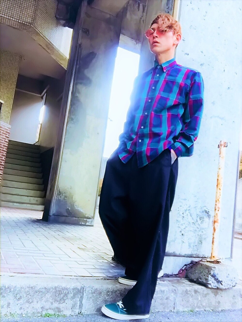 「ワイドパンツ、スラックス、シャツスタイル、チェック、チェックシャツ、スニーカー、REVENGEXSTROM、VANS、グリーン、ストリート」｜「ひさびさに🕺🕴🏻のワイドぱんつ。（スラックス、ブラック系）」を使った、TETUさん（メンズ・174cm）の春コーディネートの1枚目の写真