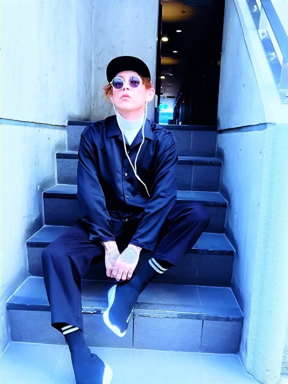 「NEW ERA、キャップ、シンプルコーデ、シャツスタイル、オープンカラーシャツ、パンツスタイル、アンクルパンツ、ブラックコーデ、サングラス、黒」｜「NUMBER (N)INEの【NUMBER (N)INE】≪STUDIOUS限定≫別注パウダーサテンオープンカラーL/Sシャツ（シャツ/ブラウス、ブラック系）」を使った、TETUさん（メンズ・174cm）の春コーディネートの1枚目の写真