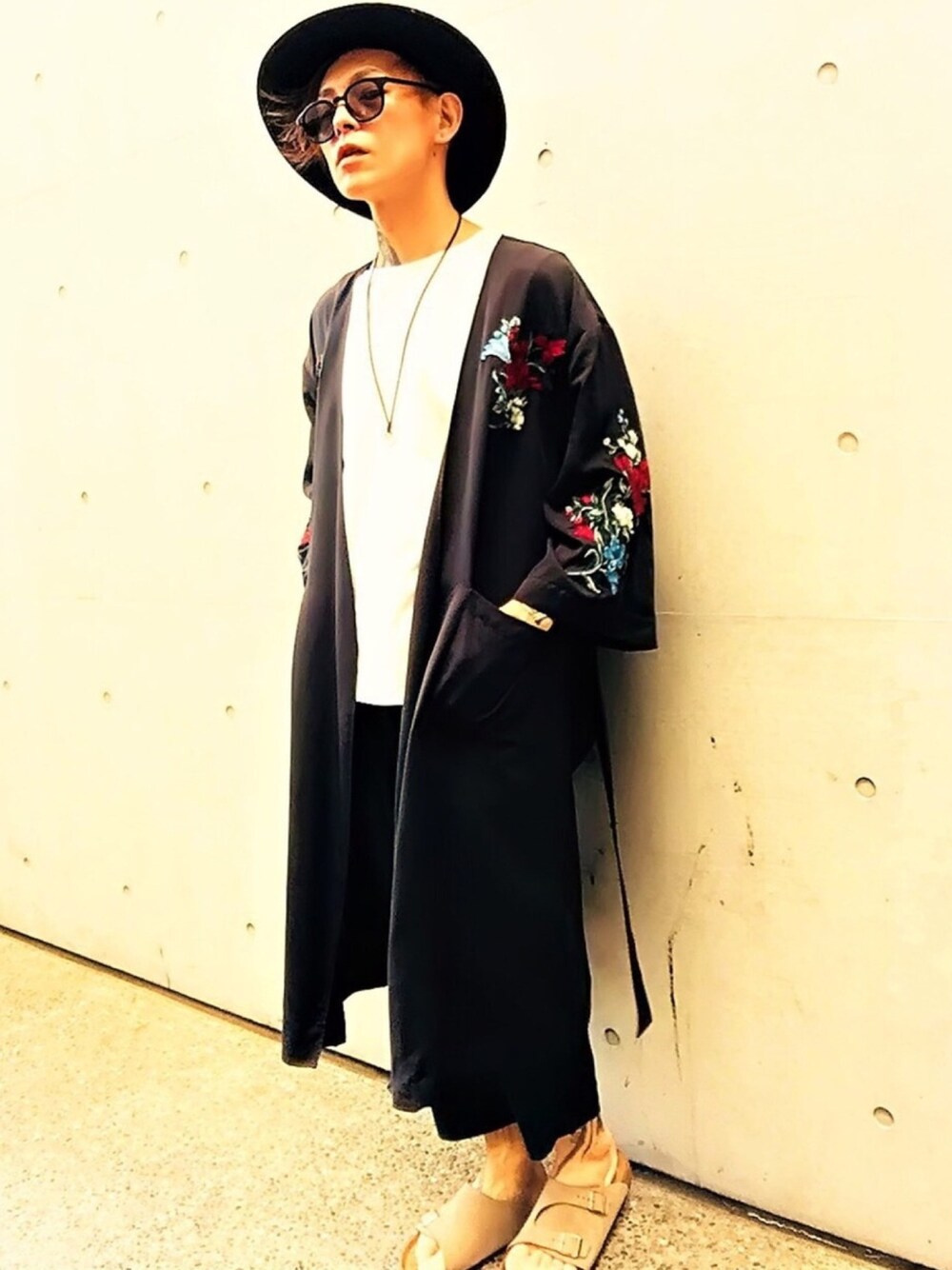 「サンダル、birkenstock、アンクルパンツ、ガウン、コーディガン、白Tシャツ、MYSELF ABAHOUSE、カンカン帽、ハット、ラフ」｜「BIRKENSTOCKの18SS新作◆ZURICH/チューリッヒ ソフトフットベッド スエードレザー（MEN）（サンダル、ブラウン系）」を使った、TETUさん（メンズ・174cm）の春コーディネートの1枚目の写真