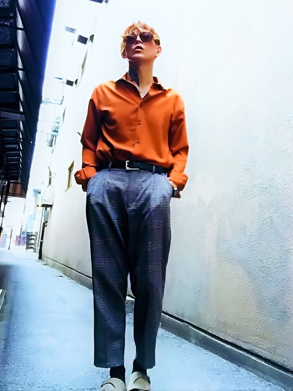 「サンダル、birkenstock、チェックパンツ、MYSELF ABAHOUSE、タックイン、STUDIOUS、シャツスタイル、サングラス、腕時計、Furbodesign」｜「NUMBER (N)INEの【NUMBER (N)INE】≪STUDIOUS限定≫別注ウールライクリラクションストレッチシャツ（シャツ/ブラウス、オレンジ系）」を使った、TETUさん（メンズ・174cm）の夏コーディネートの1枚目の写真