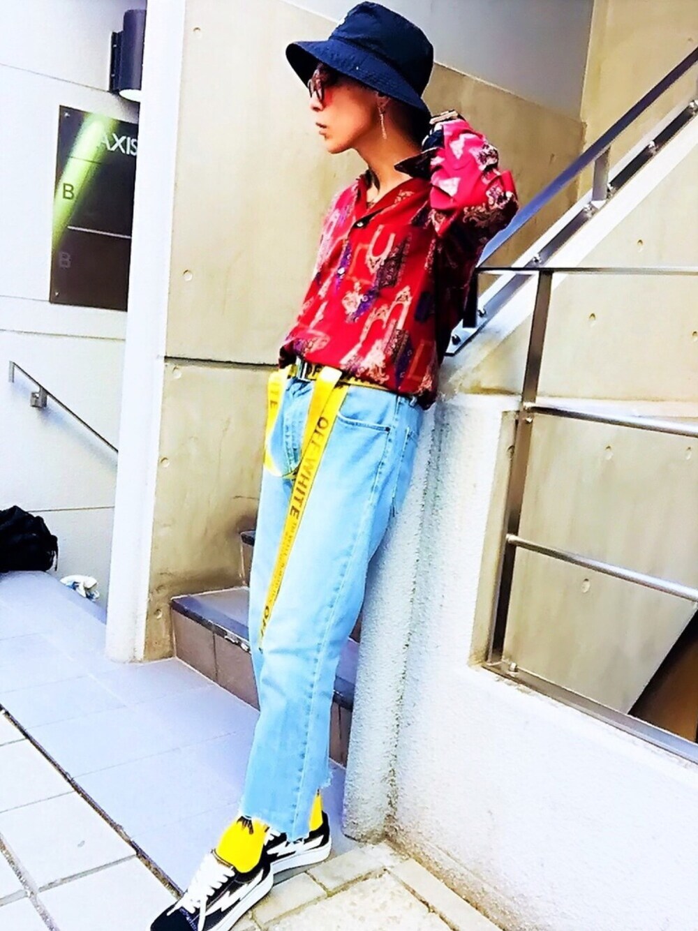 「柄シャツ、タックイン、バケットハット、デニムパンツ、スニーカー、ソックス、off white、ロングベルト、イエロー、ストリート」｜「off whiteのOFF-WHITE ミニインダストリアルベルト（ベルト、イエロー系）」を使った、TETUさん（メンズ・174cm）の夏コーディネートの1枚目の写真