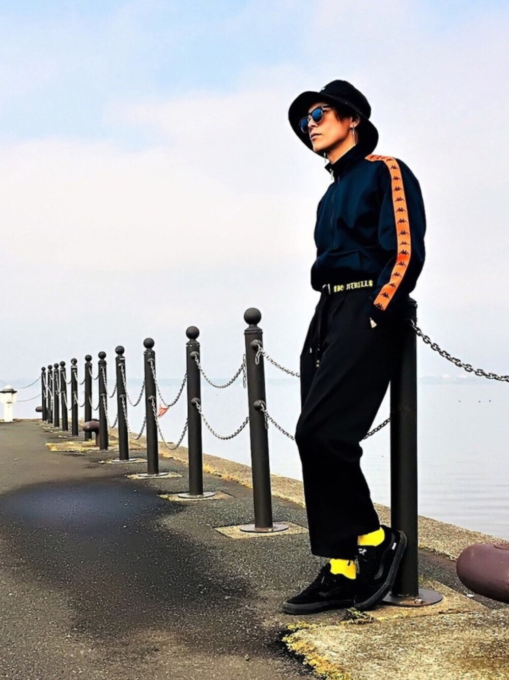 「トラックジャケット、ワイドパンツ、アンクルパンツ、ジャージ、KAPPA、バケットハット、タックイン、ロングベスト、スニーカー、VANS」｜「BEEN TRILLのBEENTRILL/ビーントゥリル/Belt（ベルト、イエロー系）」を使った、TETUさん（メンズ・174cm）の夏コーディネートの1枚目の写真