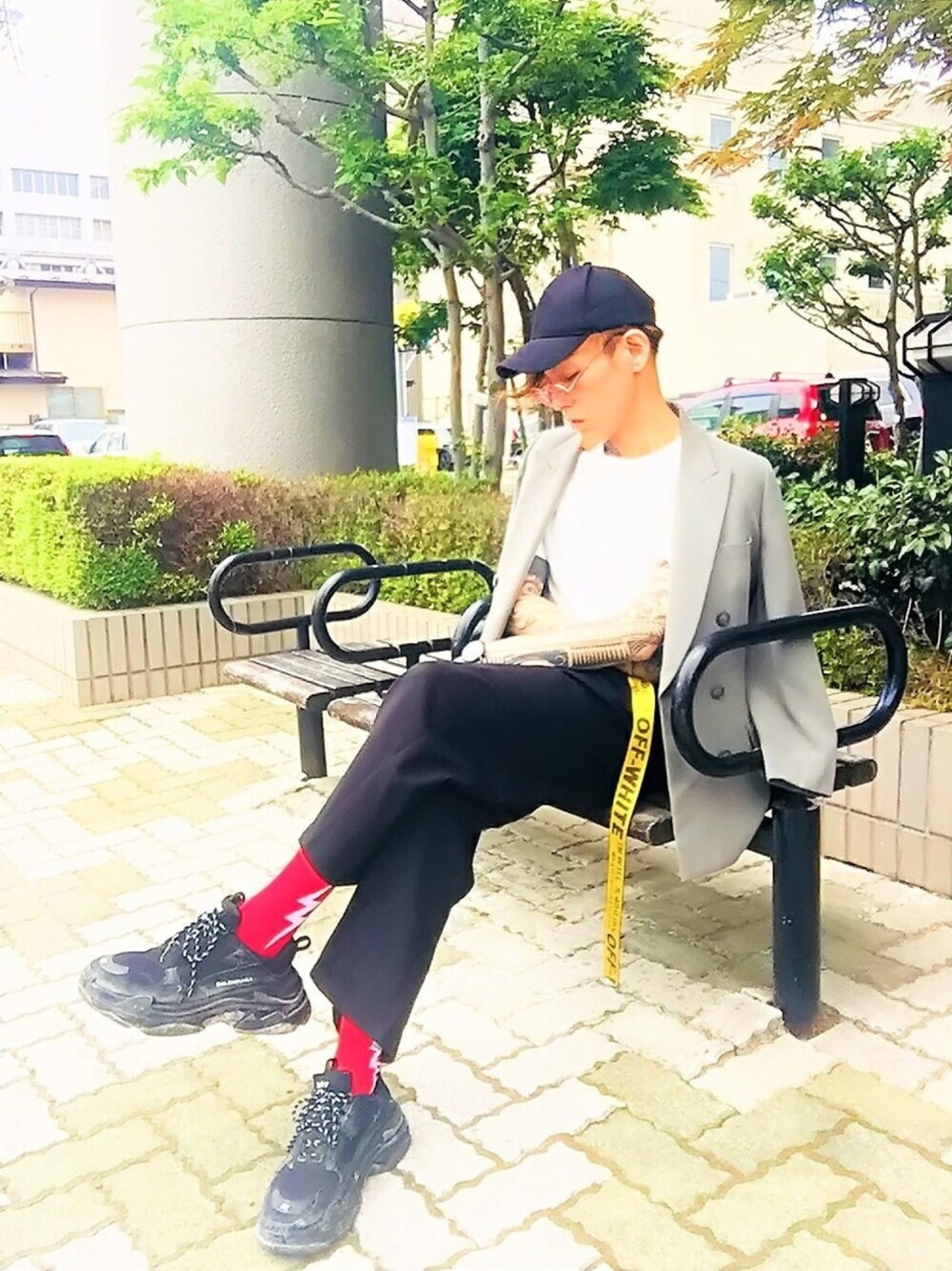 「スニーカー、ソックス、ワイドパンツ、ジャケット、白Tシャツ、off white、ロングベルト、Furbodesign、腕時計、ローキャップ」｜「ABAHOUSEの【定番】COTTON LYCRA圧着クルーネックTシャツ（Tシャツ/カットソー、ホワイト系）」を使った、TETUさん（メンズ・174cm）の夏コーディネートの1枚目の写真