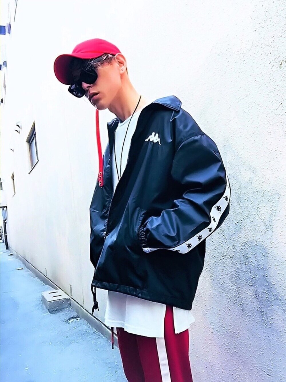 「ナイロンジャケット、KAPPA、トラックジャケット、トラックパンツ、ジャージ、ラインパンツ、adidas、スポーツミックス、ストリート、ローキャップ」｜「STUDIOUSのレザーコードリングネックレス（ネックレス、ブラック系）」を使った、TETUさん（メンズ・174cm）の春コーディネートの1枚目の写真