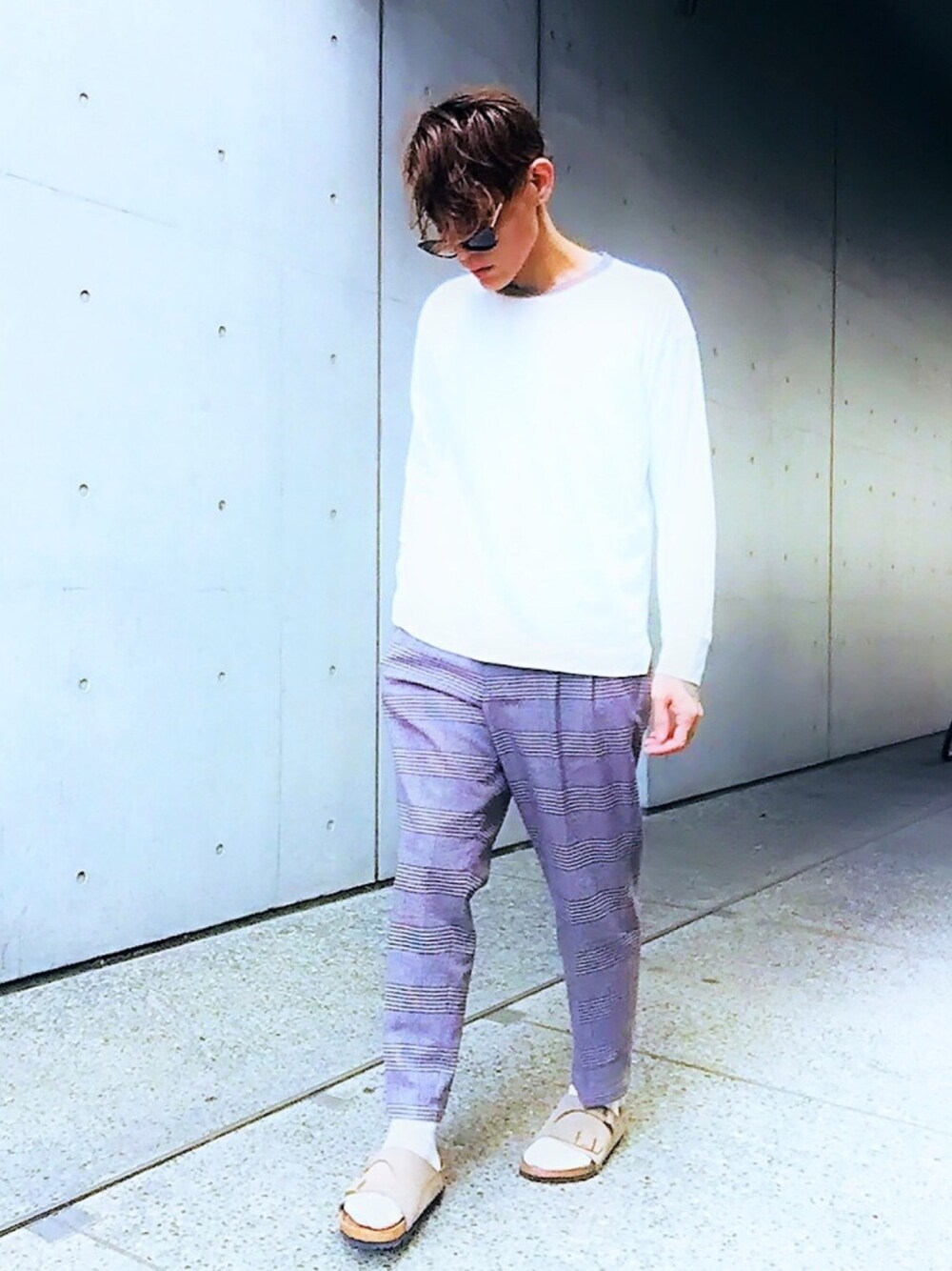 「シンプルコーデ、春コーデ、サンダル、birkenstock、チェックパンツ、MYSELF ABAHOUSE、STUDIOUS、腕時計、Furbodesign、サンダル×靴下」｜「STUDIOUSの【STUDIOUS】プレミアムタッチクレリックロングTシャツ（Tシャツ/カットソー、ホワイト系）」を使った、TETUさん（メンズ・174cm）の春コーディネートの1枚目の写真