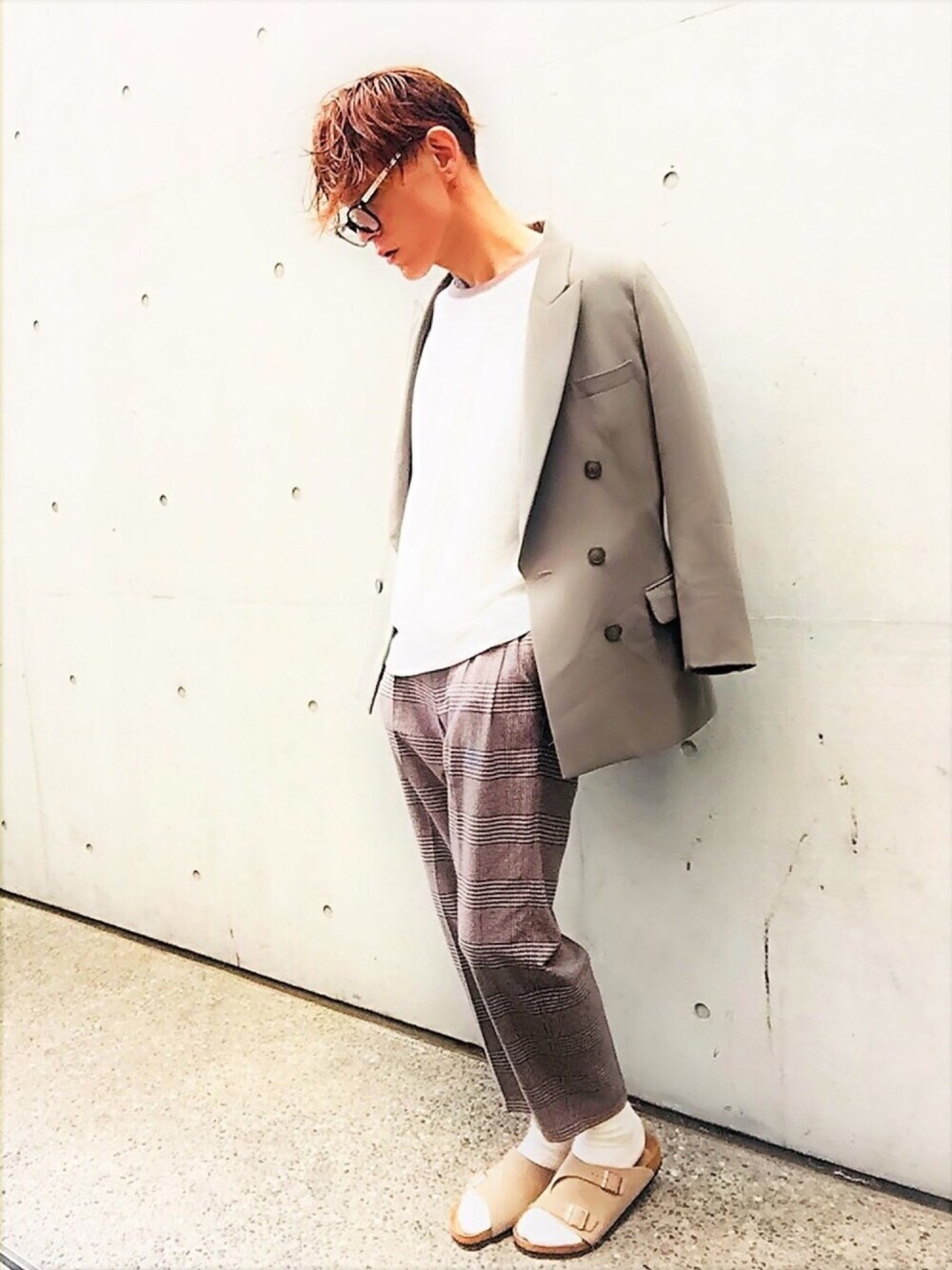 「白ソックス、サンダル、birkenstock、腕時計、Furbodesign、STUDIOUS、チェックパンツ、テーラードジャケット、abahouse、サンダルに靴下」｜「ABAHOUSEの【セットアップ対応】ブークレーグレンチェックリラックスパンツ（その他パンツ、ベージュ系）」を使った、TETUさん（メンズ・174cm）の春コーディネートの1枚目の写真