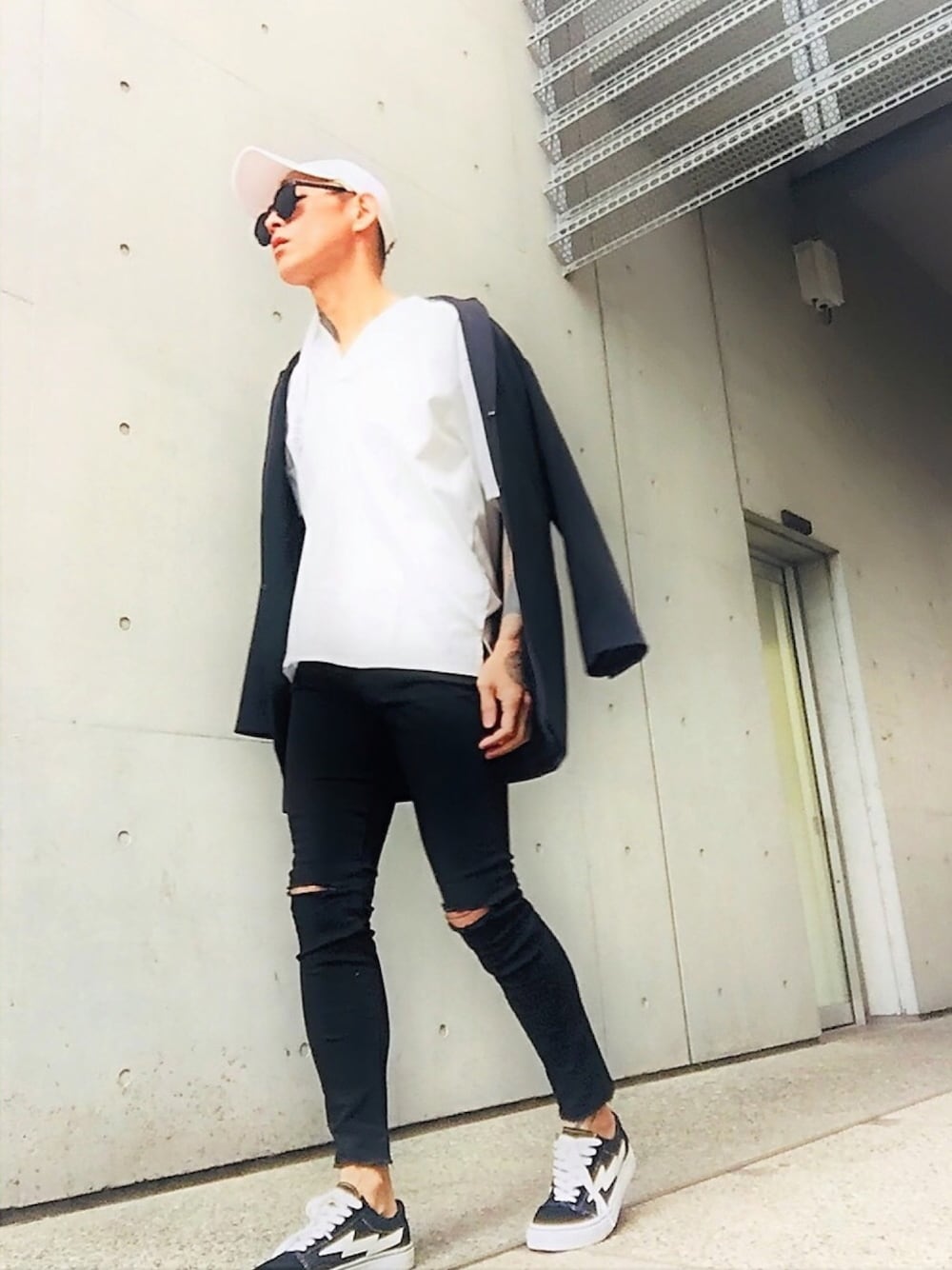 「ジャケット、モノトーン、Vネック、白Tシャツ、abahouse、シンプル、スキニー、黒、ストリート、黒スキニー」｜「ABAHOUSEのシルケットスムースVネックTシャツ（Tシャツ/カットソー、ホワイト系）」を使った、TETUさん（メンズ・174cm）の夏コーディネートの1枚目の写真