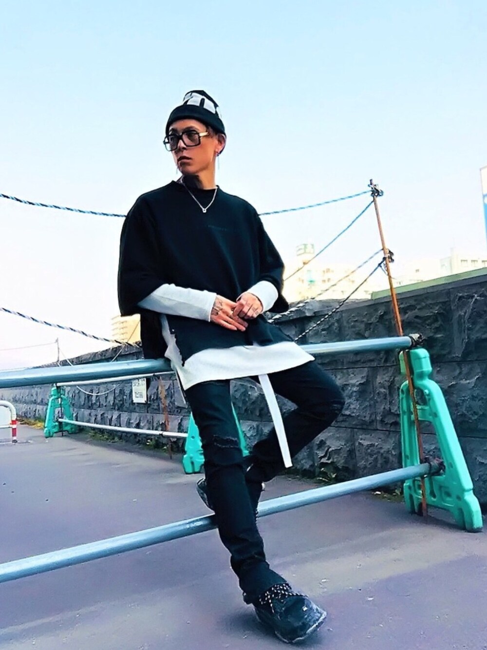 「モノトーン、スウェット、レイヤードスタイル、ビッグシルエット、ブラック、ニット帽、スニーカー、BALENCIAGA、ストリート、黒スキニー」｜「CASPER JOHN AIVERのCASPER JOHN AIVER　裾ジップダメージスキニーパンツ（デニムパンツ、ブラック系）」を使った、TETUさん（メンズ・174cm）の春コーディネートの1枚目の写真