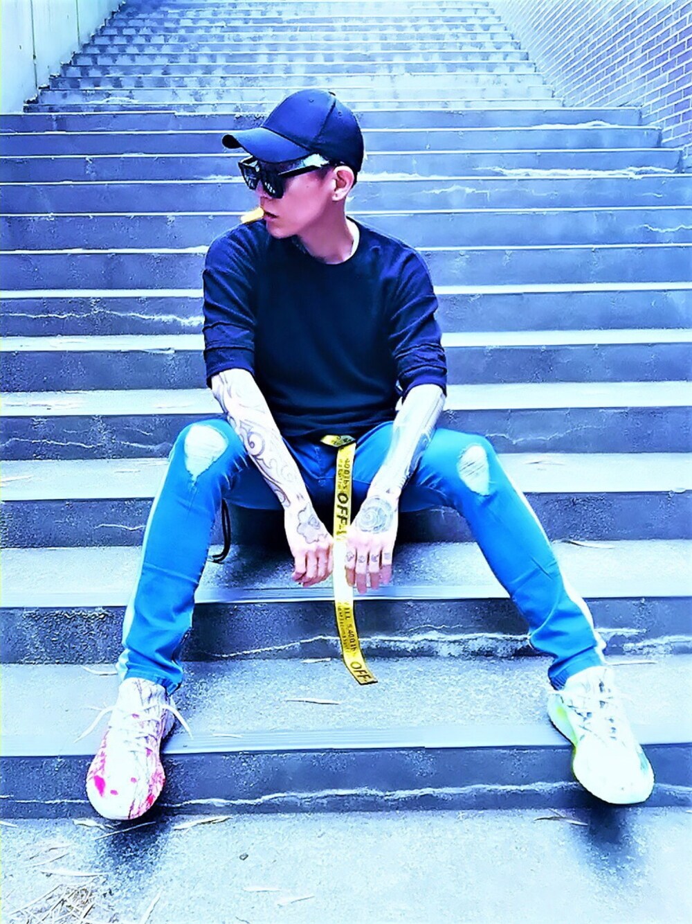 「デニム、デニムパンツ、クラッシュデニム、ラインパンツ、スニーカー、アディダス、adidas、ロングベルト、off white、ストリート」｜「off whiteのOFF-WHITE ミニインダストリアルベルト（ベルト、イエロー系）」を使った、TETUさん（メンズ・174cm）の夏コーディネートの1枚目の写真