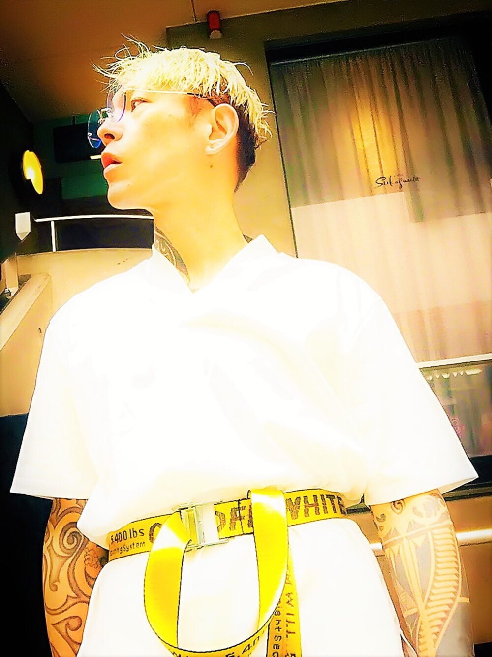 「abahouse、白Tシャツ、Vネック、ラフ、ロングベルト、off white、モード、サングラス、めがね、ストリートMIX」｜「ABAHOUSEのシルケットスムースVネックTシャツ（Tシャツ/カットソー、ホワイト系）」を使った、TETUさん（メンズ・174cm）の夏コーディネートの1枚目の写真