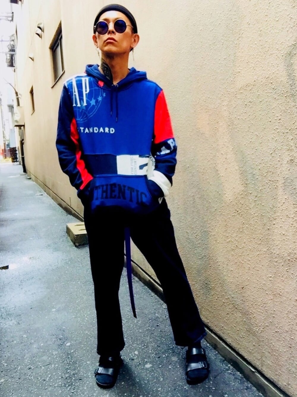「EVAサンダル、birkenstock、サンダル、ブラック、GAP、パーカー、ストリート、ロングベルト、デニム、ニット帽」｜「GAPのアイテム（パーカー、ブルー系）」を使った、TETUさん（メンズ・174cm）の夏コーディネートの1枚目の写真