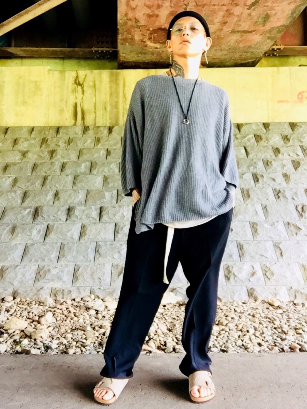 「サマーニット、レイヤードスタイル、ワイドパンツ、オーバーサイズ、ビッグシルエット、フィッシャーマンキャップ、birkenstock、サンダル、ストリート、スラックス」｜「MONKEY TIMEの＜monkey time＞ サイドジップ ワイド クルーネックニット HJSP（ニット/セーター、グレー系）」を使った、TETUさん（メンズ・174cm）の夏コーディネートの1枚目の写真