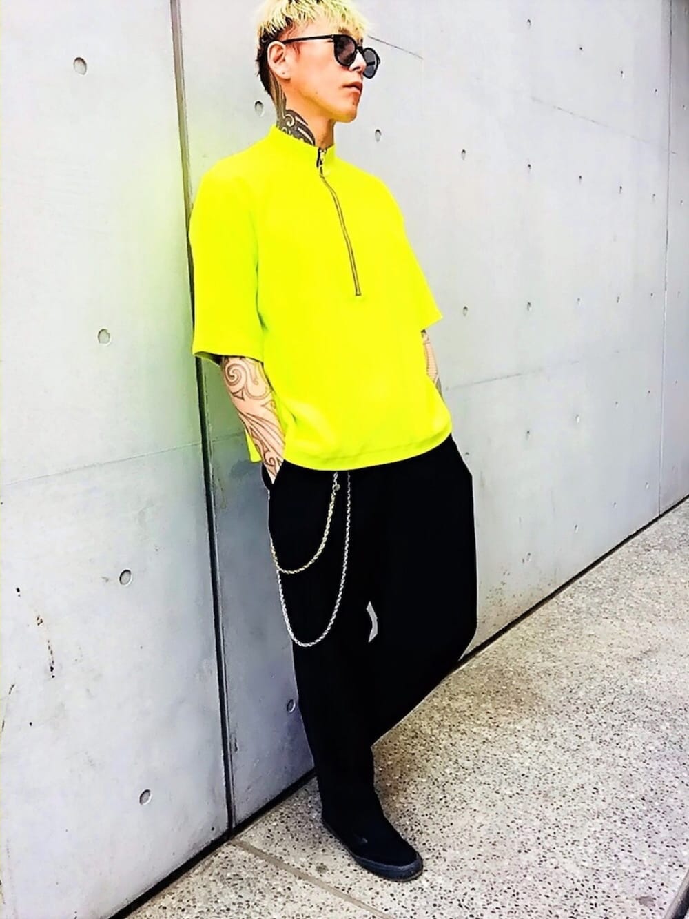 「not conventional、ハーフジップ、ビタミンカラー、イエロー、ワイドパンツ、スニーカー、VANS、ブラック、ウォレットチェーン、スラックス」｜「NOT CONVENTIONALのNOTCONVENTIONAL/half zip tee（Tシャツ/カットソー、イエロー系）」を使った、TETUさん（メンズ・174cm）の夏コーディネートの1枚目の写真