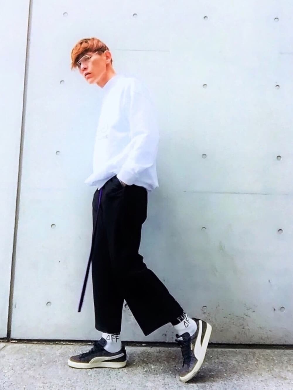 「モノトーン、モード、ストリート、ワイドパンツ、アンクルパンツ、PUMA、モックネック、FILA、スウェット、スラックス」｜「NUMBER (N)INEの【NUMBER (N)INE×FILA】≪STUDIOUS限定≫別注ビッグシルエットモックネックプルオーバー（スウェット、ホワイト系）」を使った、TETUさん（メンズ・174cm）の春コーディネートの1枚目の写真