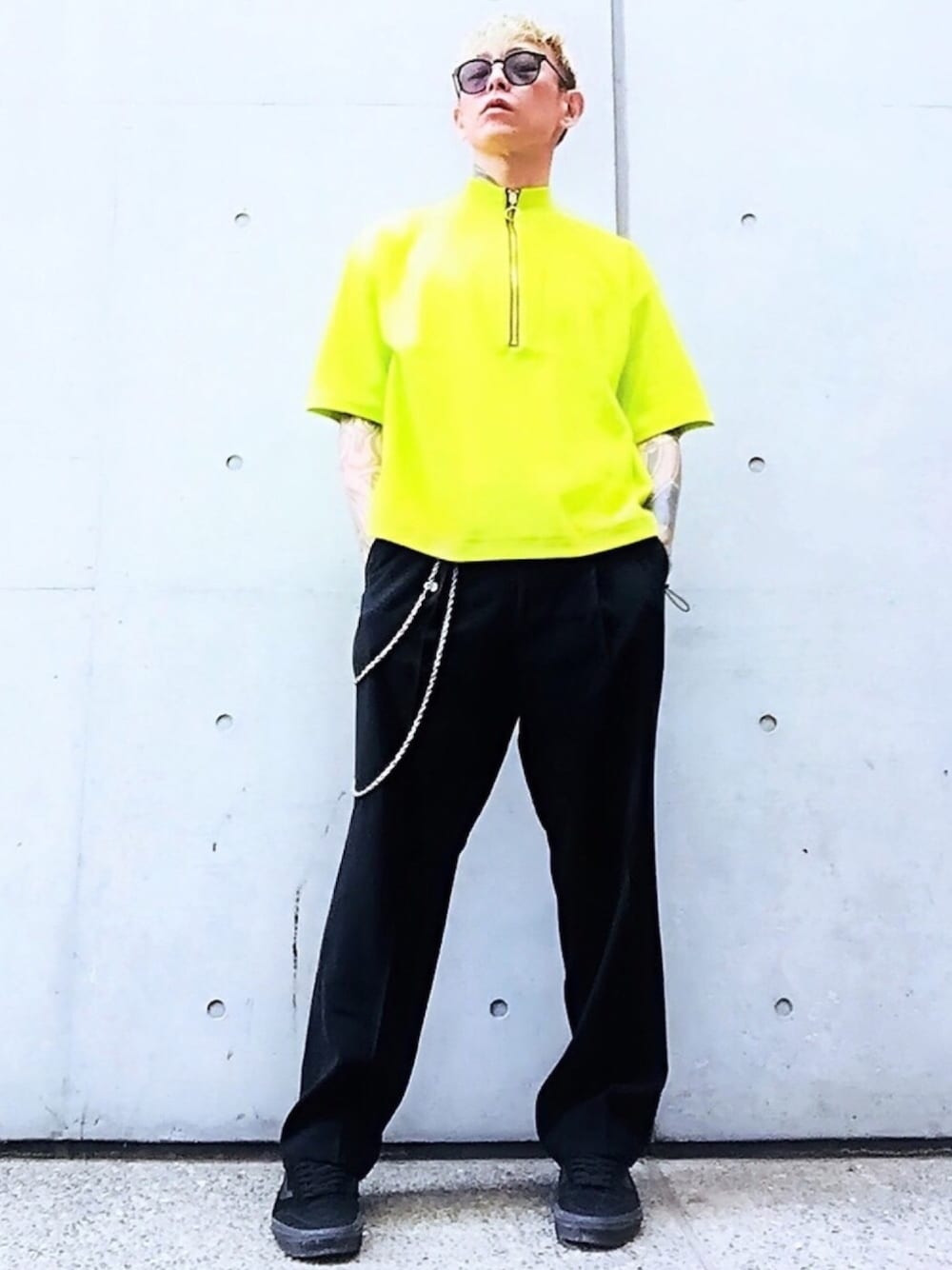 「not conventional、ハーフジップ、ビタミンカラー、ネオンカラー、ウォレットチェーン、アクセサリー、ワイドパンツ、VANS、ブラック、スラックス」｜「NOT CONVENTIONALのNOTCONVENTIONAL/half zip tee（Tシャツ/カットソー、イエロー系）」を使った、TETUさん（メンズ・174cm）の夏コーディネートの1枚目の写真