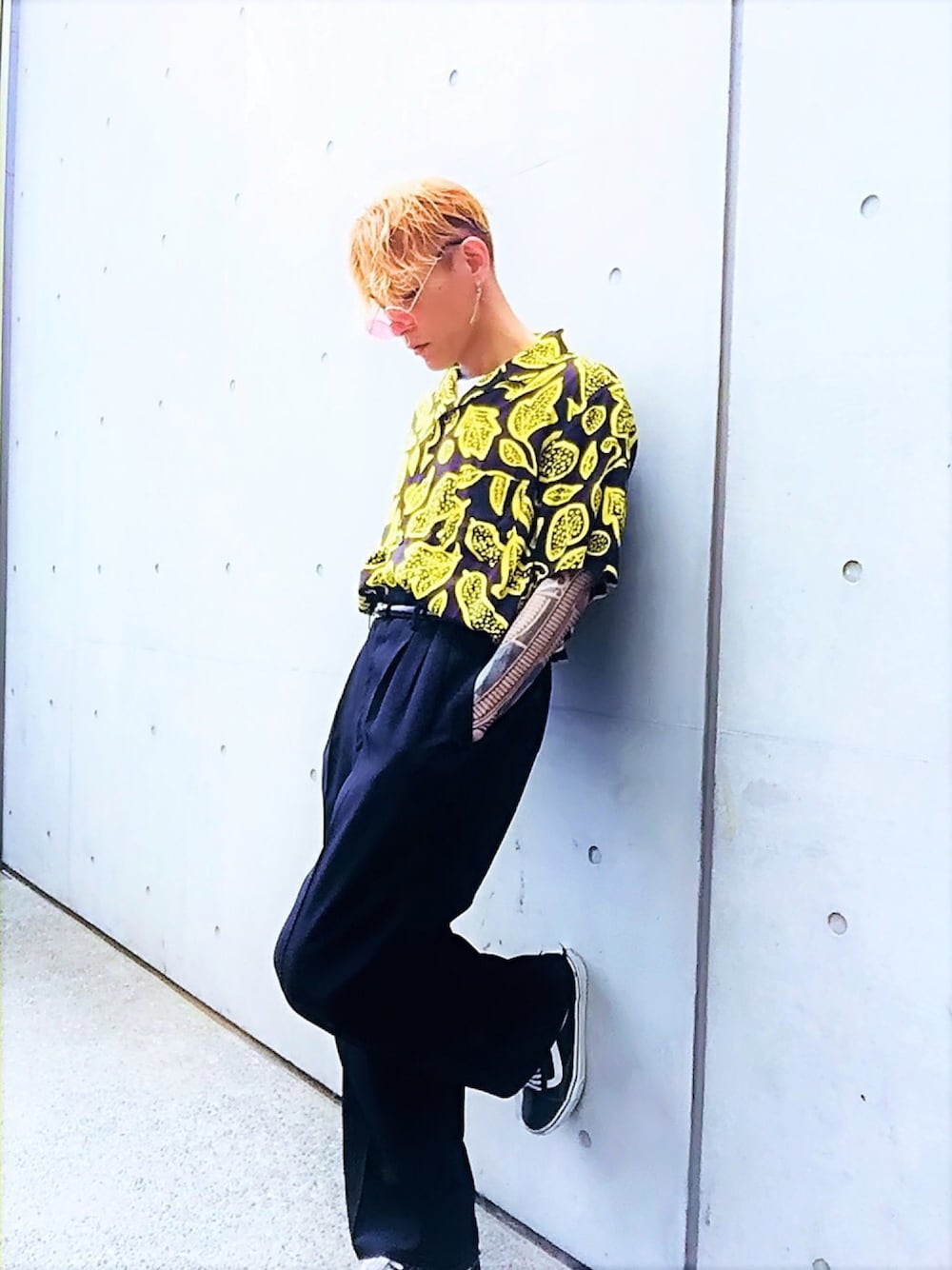 「ワイドパンツ、VANS、タックイン、オープンカラーシャツ、柄シャツ、not conventional、モード、韓国ファッション、サングラス、ストリート」｜「NOT CONVENTIONALのNOTCONVENTIONAL/BOTANICAL SHIRT（ポロシャツ、イエロー系）」を使った、TETUさん（メンズ・174cm）の夏コーディネートの1枚目の写真
