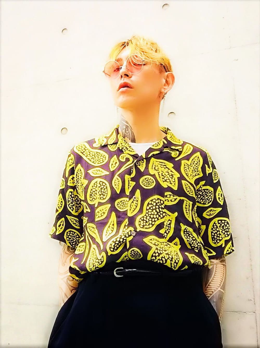 「オープンカラーシャツ、モード、ストリート、柄シャツ、not conventional、タックイン、ワイドパンツ、韓国ファッション、丸サングラス、カラーサングラス」｜「NOT CONVENTIONALのNOTCONVENTIONAL/BOTANICAL SHIRT（ポロシャツ、イエロー系）」を使った、TETUさん（メンズ・174cm）の夏コーディネートの1枚目の写真