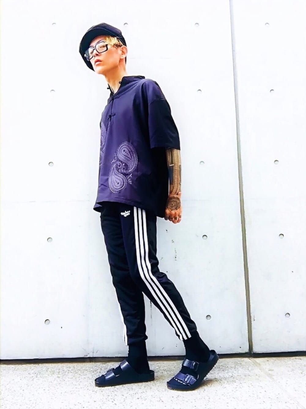 「チャイナシャツ、not conventional、ストリート、サンダル、birkenstock、ラインパンツ、EVAサンダル、キャスケット、韓国ファッション、オールブラック」｜「NOT CONVENTIONALのNOTCONVENTIONAL/china pullover（シャツ/ブラウス、ブラック系）」を使った、TETUさん（メンズ・174cm）の夏コーディネートの1枚目の写真