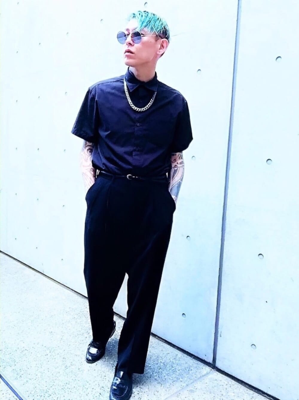 「ブラック、黒コーデ、ワイドパンツ、シャツスタイル、タックイン、ローファー、モード、ネックレス、スラックス、オールブラック」｜「603の603 グラデーションチェーンネックレス（ネックレス、シルバー系）」を使った、TETUさん（メンズ・174cm）の夏コーディネートの1枚目の写真