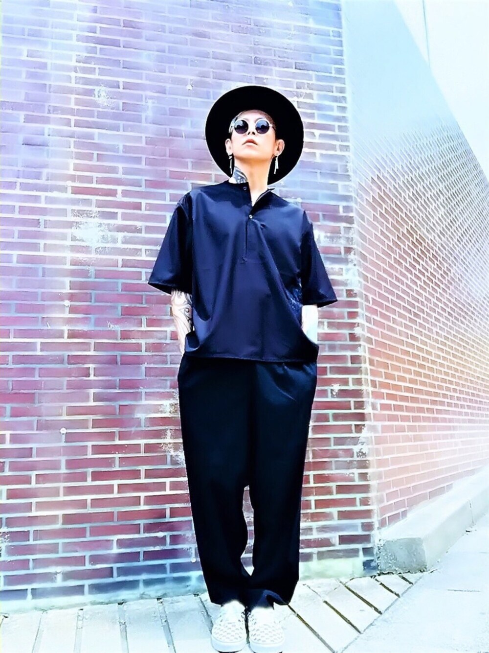 「スニーカー、VANS、シンプル、ブラック、刺繍、ハット、モード、丸サングラス、not conventional、オールブラック」｜「NOT CONVENTIONALのNOTCONVENTIONAL/collarless shirt（ポロシャツ、ブラック系）」を使った、TETUさん（メンズ・174cm）の夏コーディネートの1枚目の写真