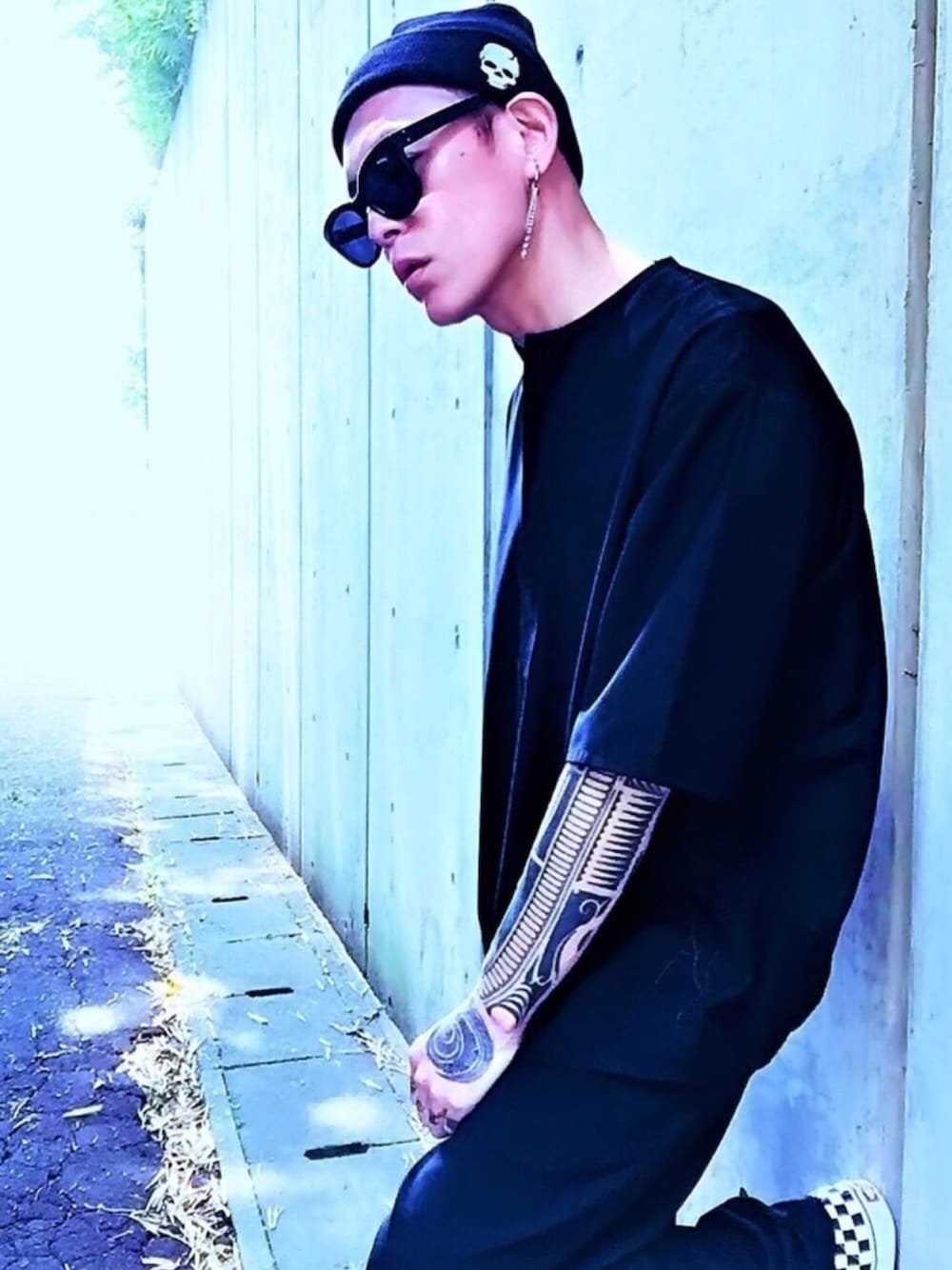 「ブラック、ノーカラーシャツ、モードストリート、ストリート、モード、VANS、not conventional、サングラス、ニット帽、オールブラック」｜「NOT CONVENTIONALのNOTCONVENTIONAL/collarless shirt（ポロシャツ、ブラック系）」を使った、TETUさん（メンズ・174cm）の夏コーディネートの1枚目の写真