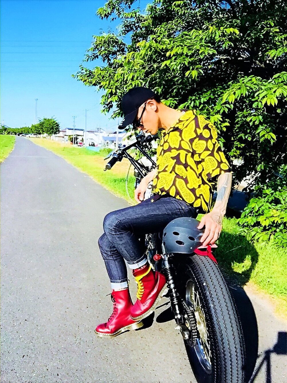 「柄シャツ、オープンカラーシャツ、タックイン、not conventional、Dr.Martens、ブラック、デニム、夏コーデ、バイク、ラフ」｜「NOT CONVENTIONALのNOTCONVENTIONAL/BOTANICAL SHIRT（ポロシャツ、イエロー系）」を使った、TETUさん（メンズ・174cm）の夏コーディネートの1枚目の写真