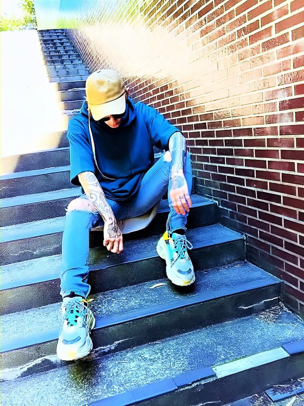 「スニーカー、ビッグシルエット、パーカー、ストリート、レイヤードスタイル、オーバーサイズ、デニムパンツ、BALENCIAGA、MYSELF ABAHOUSE、マイセルフアバハウス」｜「MYSELF ABAHOUSEのビッグシルエットフードパーカー（パーカー、グリーン系）」を使った、TETUさん（メンズ・174cm）の夏コーディネートの1枚目の写真