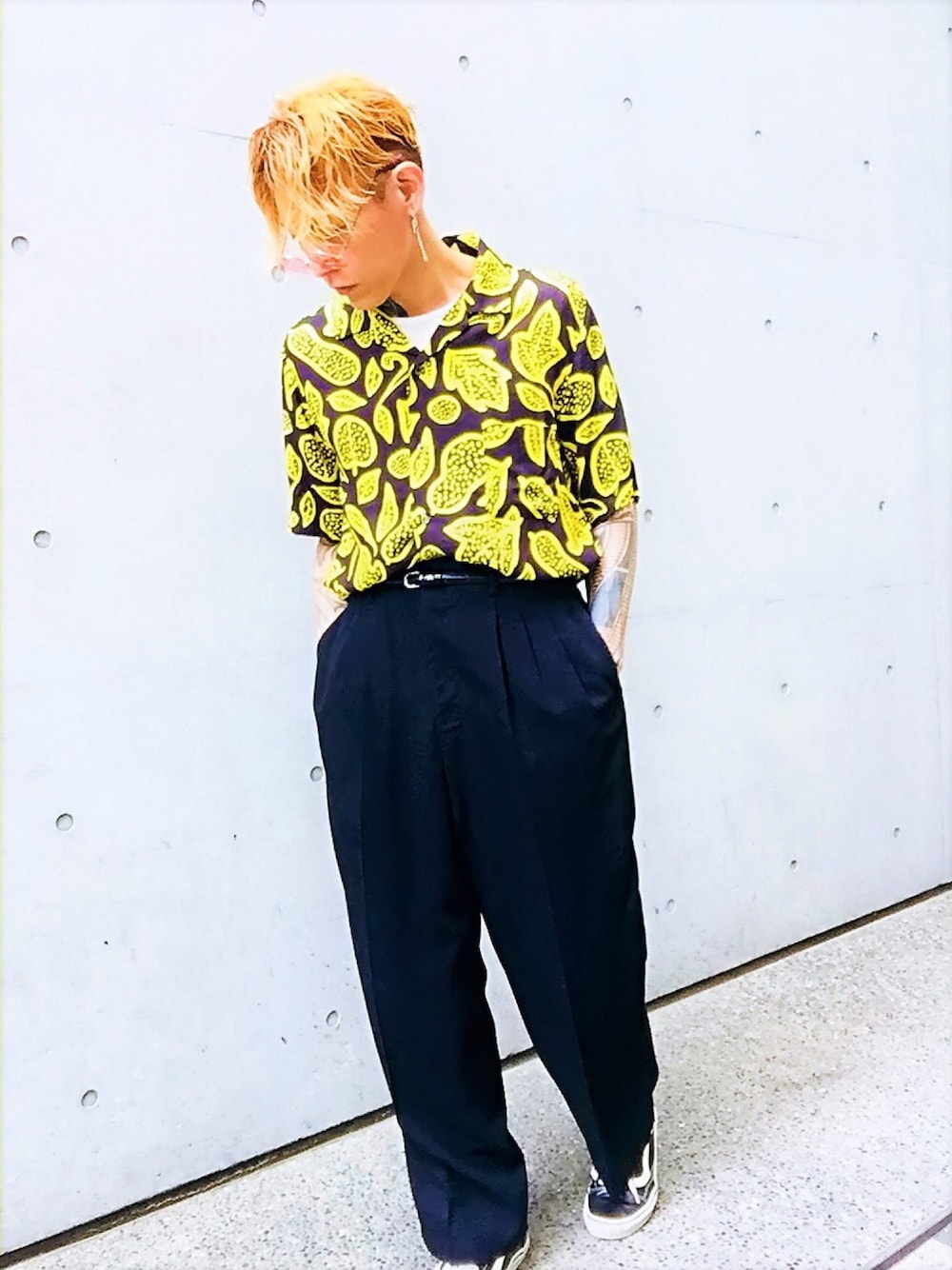 「オープンカラーシャツ、柄シャツ、not conventional、ワイドパンツ、スラックス、スニーカー、VANS、オールドスクール、シャツスタイル、韓国ファッション」｜「NOT CONVENTIONALのNOTCONVENTIONAL/BOTANICAL SHIRT（ポロシャツ、イエロー系）」を使った、TETUさん（メンズ・174cm）の夏コーディネートの1枚目の写真