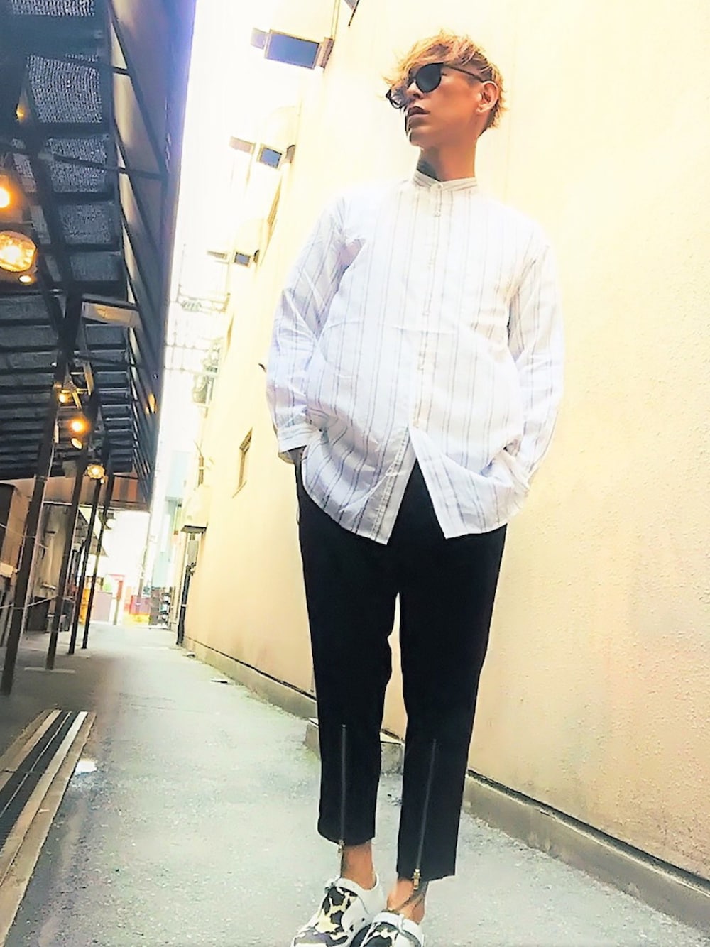 「シンプル、ノーカラーシャツ、ロング丈、ストライプシャツ、シャツスタイル、アンクルパンツ、adidas、モード、abahouse、モノトーン」｜「ABAHOUSEのキュプラストライプシャツ（シャツ/ブラウス、ホワイト系）」を使った、TETUさん（メンズ・174cm）の夏コーディネートの1枚目の写真