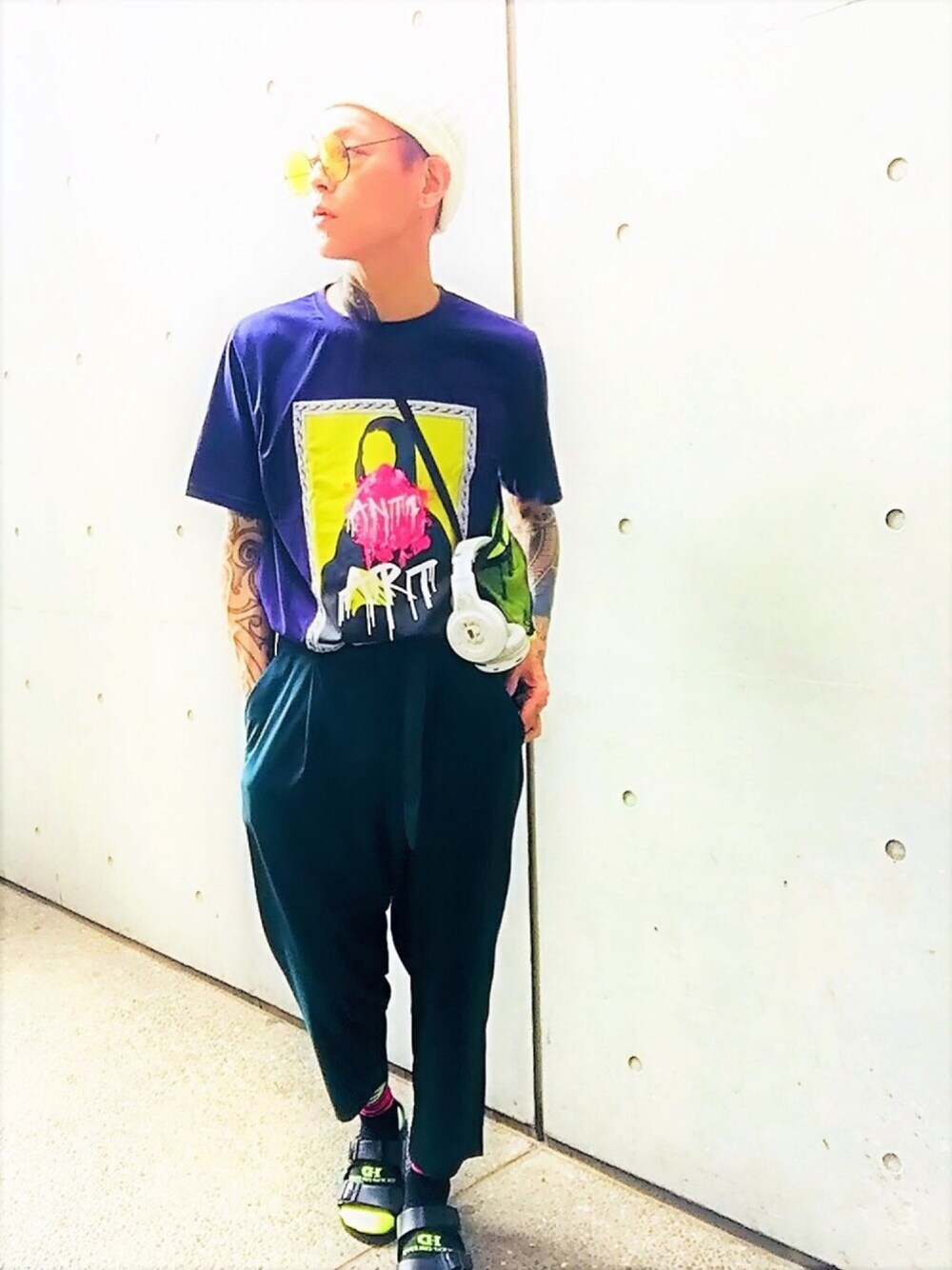 「ニット帽、Tシャツ、タックイン、サンダル、ソックス、birkenstock、ストリート、韓国ファッション、サコッシュ、アンクルパンツ」｜「CLUB PARKのANTIART/アンチアート/アートリザTシャツ（Tシャツ/カットソー、ブルー系）」を使った、TETUさん（メンズ・174cm）の夏コーディネートの1枚目の写真