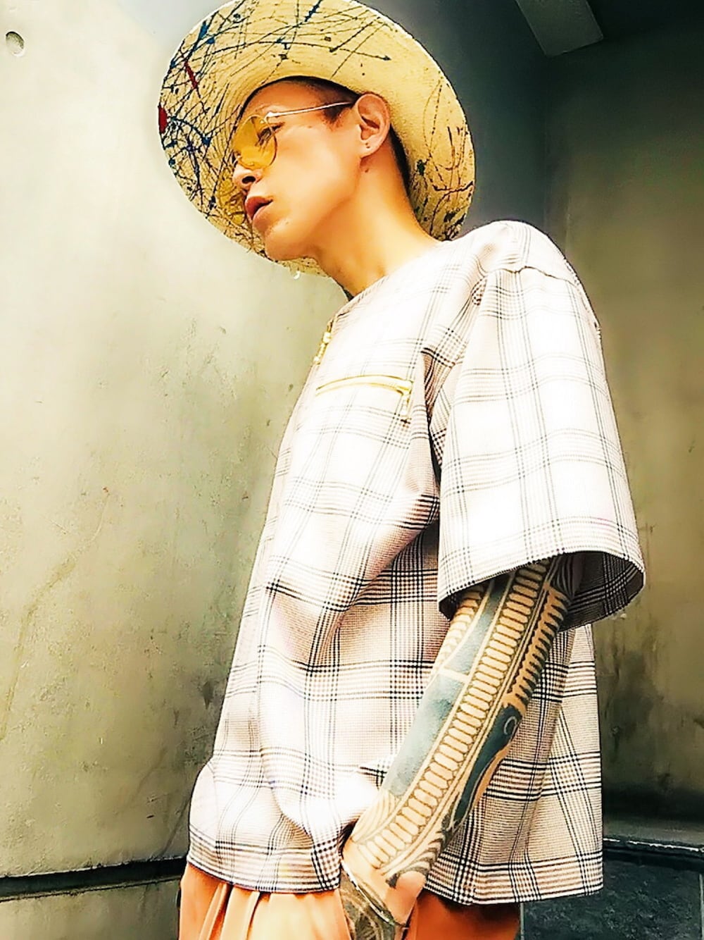 「ハーフジップ、チェック、チェックシャツ、not conventional、バングル、シルバーアクセサリー、STUDIOUS、カンカン帽、夏、韓国ファッション」｜「NOT CONVENTIONALのNOTCONVENTIONAL/no collor half zip（シャツ/ブラウス、ベージュ系）」を使った、TETUさん（メンズ・174cm）の夏コーディネートの1枚目の写真