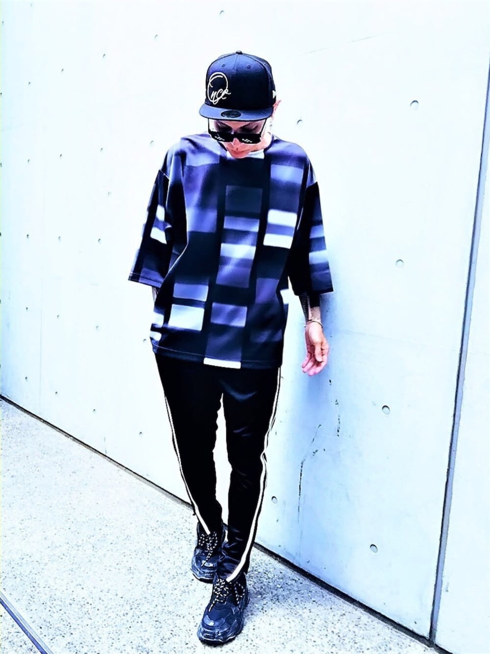 「ビッグシルエット、ビッグT、モノトーン、ジャージ、ラインパンツ、スニーカー、BALENCIAGA、キャップ、NEW ERA、ストリート」｜「STUDIOUSの【STUDIOUS】スクエアネオンビッグシルエットTシャツ（Tシャツ/カットソー、ブラック系）」を使った、TETUさん（メンズ・174cm）の夏コーディネートの1枚目の写真