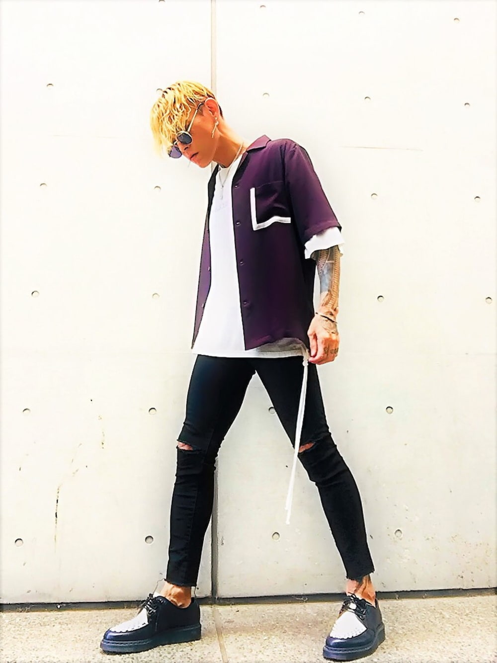 「Dr.Martens、モード、サングラス、オープンカラーシャツ、スキニー、黒スキニー、モードストリート、シルバーアクセサリー、POLICE、モノトーンコーデ」｜「STUDIOUSの【STUDIOUS】L字ポケットオープンカラーシャツ（シャツ/ブラウス、ブラック系）」を使った、TETUさん（メンズ・174cm）の夏コーディネートの1枚目の写真