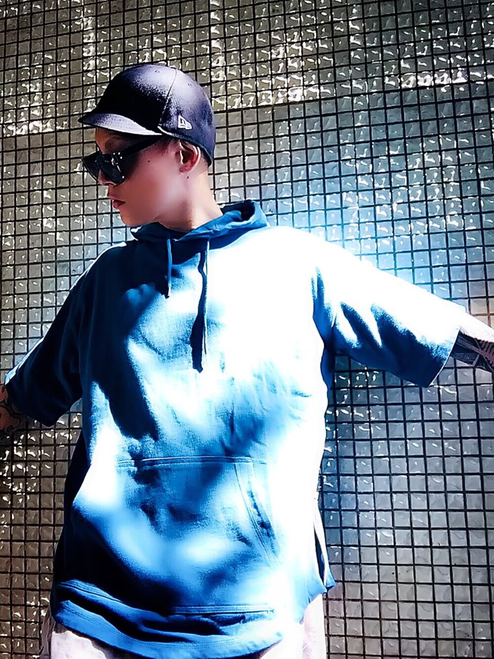 「シンプル、キャップ、NEW ERA、パーカー、ラフ、abahouse、ストリート、サングラス、street、オーバーサイズ」｜「MYSELF ABAHOUSEのビッグシルエットフードパーカー（パーカー、グリーン系）」を使った、TETUさん（メンズ・174cm）の夏コーディネートの1枚目の写真