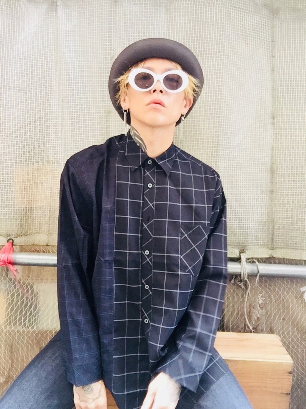 「not conventional、シャツスタイル、シャツ、チェックシャツ、オーバーサイズ、ハット、サングラス、ボーラーハット、バングル、ピアス」｜「NOT CONVENTIONALのNOTCONVENTIONAL/docking shirt（シャツ/ブラウス、ブラック系）」を使った、TETUさん（メンズ・174cm）の夏コーディネートの1枚目の写真