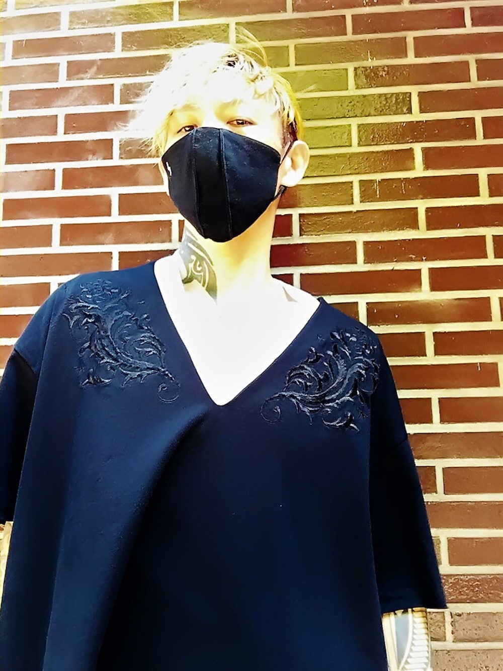「Vネック、ビッグシルエット、オーバーサイズ、刺繍、マスク、黒マスク、黒コーデ、黒、ブラック、not conventional」｜「NOT CONVENTIONALのNOTCONVENTIONAL/Traibal Tee（Tシャツ/カットソー、ブラック系）」を使った、TETUさん（メンズ・174cm）の夏コーディネートの1枚目の写真