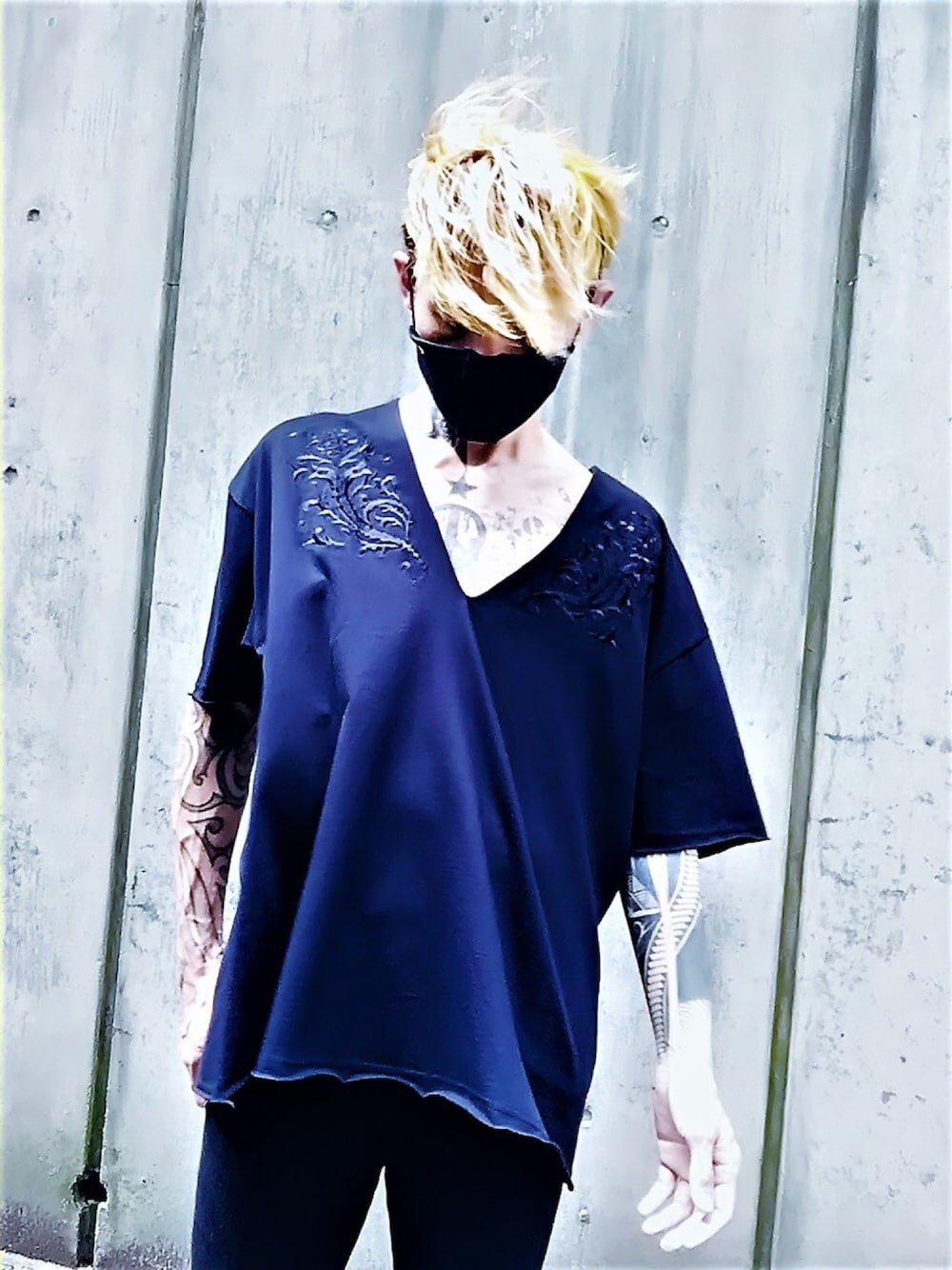 「Vネック、オーバーサイズ、シャツ、刺繍、ブラック、黒コーデ、ストリート、韓国ファッション、not conventional、オールブラック」｜「NOT CONVENTIONALのNOTCONVENTIONAL/Traibal Tee（Tシャツ/カットソー、ブラック系）」を使った、TETUさん（メンズ・174cm）の夏コーディネートの1枚目の写真