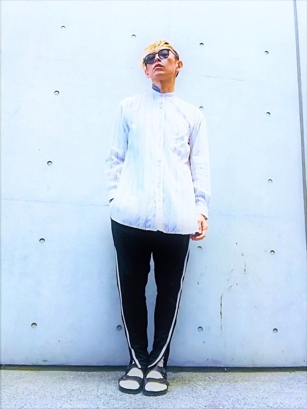 「シンプル、ストライプ、モノトーン、ストライプシャツ、ノーカラーシャツ、ラインパンツ、ジャージ、birkenstock、サンダル、abahouse」｜「ABAHOUSEのキュプラストライプシャツ（シャツ/ブラウス、ホワイト系）」を使った、TETUさん（メンズ・174cm）の夏コーディネートの1枚目の写真