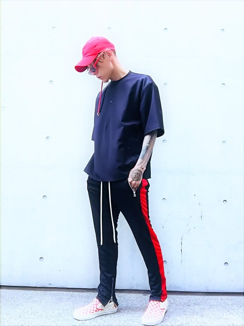 「スポーツミックス、ラインパンツ、ジャージ、ブラック、ストリート、スリッポン、VANS、チェッカーフラッグ祭り、スニーカー、not conventional」｜「NOT CONVENTIONALのNOTCONVENTIONAL/collarless shirt（ポロシャツ、ブラック系）」を使った、TETUさん（メンズ・174cm）の夏コーディネートの1枚目の写真