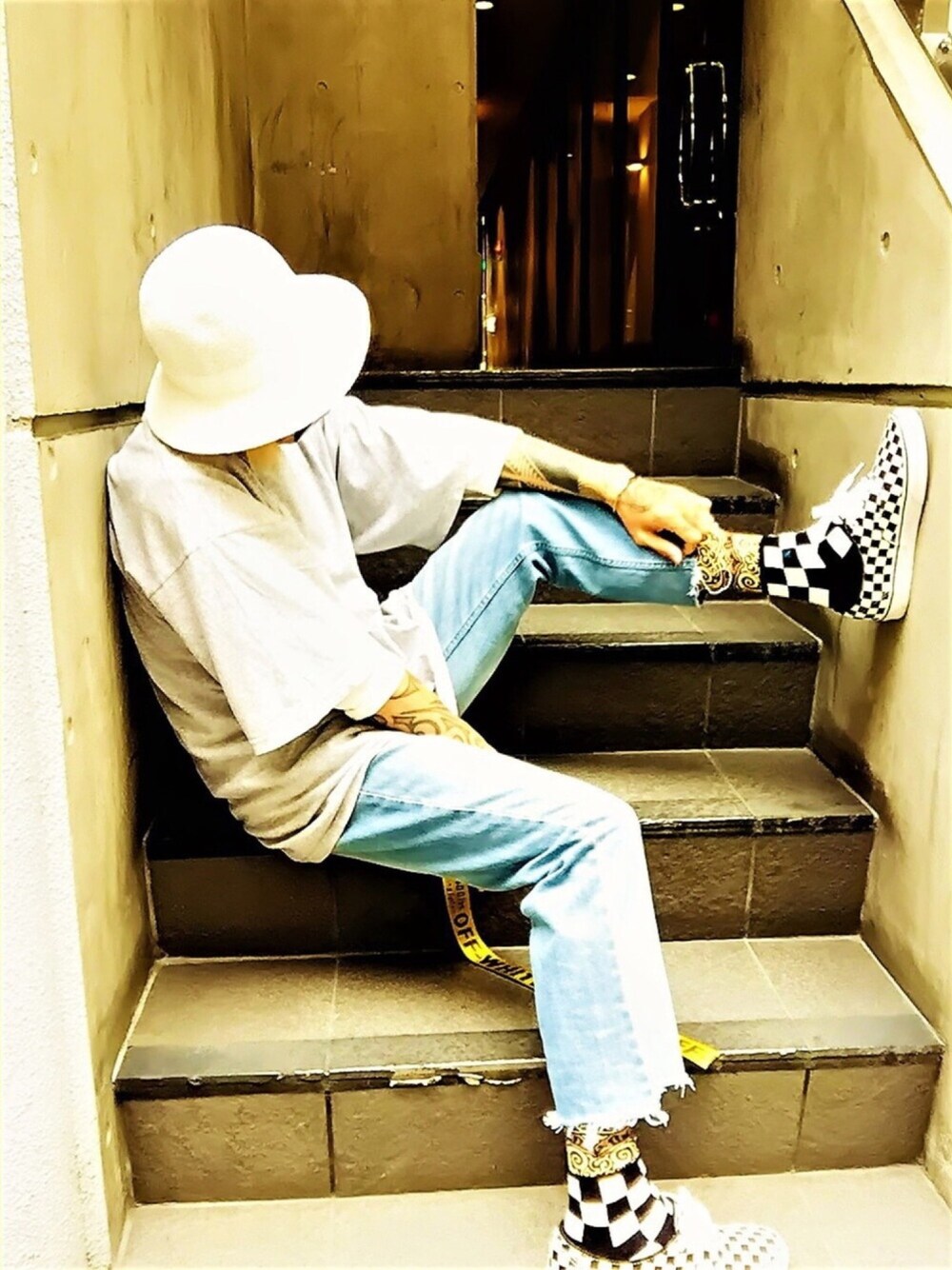 「ストリート、スニーカー、VANS、ソックス、デニムパンツ、off white、グレー、シルバーアクセサリー、POLICE、チェッカーフラッグ祭り」｜「VANSのVANS ヴァンズ AUTHENTIC オーセンティック (G.CST)BLK/WHT（スニーカー、ブラック系）」を使った、TETUさん（メンズ・174cm）の夏コーディネートの1枚目の写真