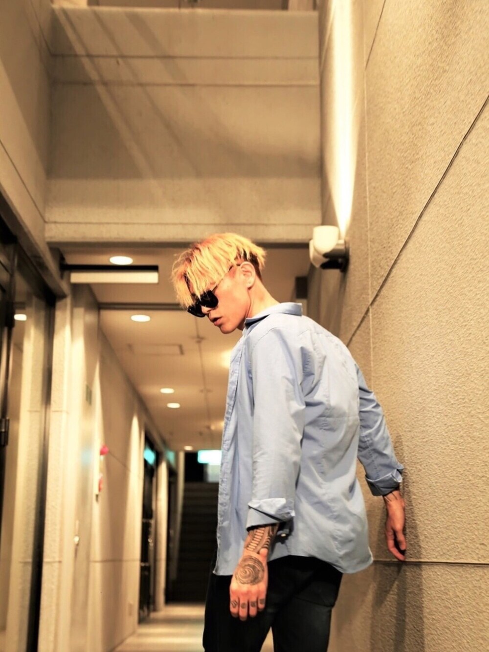 「ラフ、シャツ、シャツスタイル、サングラス、シンプル、H&M、ZARA、大人カジュアル、秋コーデ」｜「🎵✨📸📷🎥📽✨🎵☀️🕺のアイテム（その他、ブルー系）」を使った、TETUさん（メンズ・174cm）の秋コーディネートの1枚目の写真