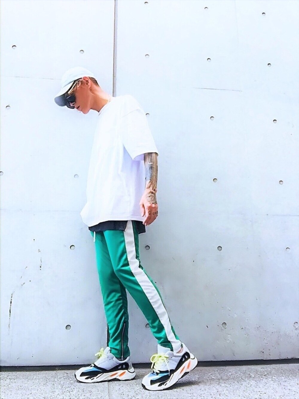 「ポケットＴシャツ、オーバーサイズ、レイヤードスタイル、ラフ、ジャージ、ラインパンツ、yeezy、スニーカー、street、ストリート」｜「NUMBER (N)INEの【NUMBER (N)INE】≪STUDIOUS限定≫ロゴ刺繍デニムキャップ（キャップ、ブルー系）」を使った、TETUさん（メンズ・174cm）の秋コーディネートの1枚目の写真