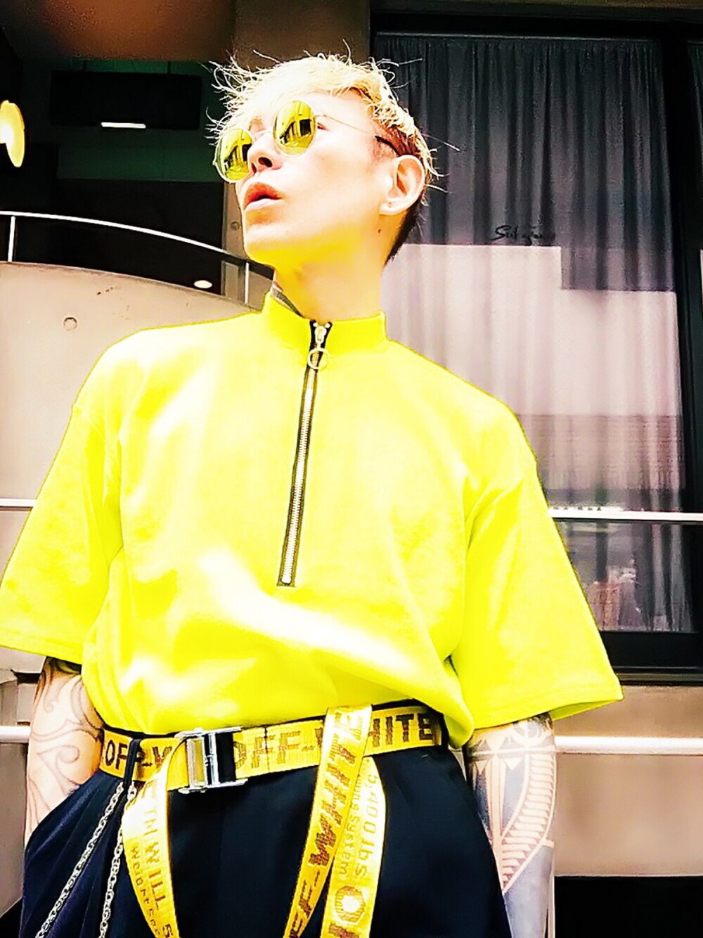 「ハーフジップ、not conventional、タックイン、ビタミンカラー、ロングベルト、off white、ストリート、韓国ファッション、サングラス、streetstyle」｜「NOT CONVENTIONALのNOTCONVENTIONAL/half zip tee（Tシャツ/カットソー、イエロー系）」を使った、TETUさん（メンズ・174cm）の秋コーディネートの1枚目の写真