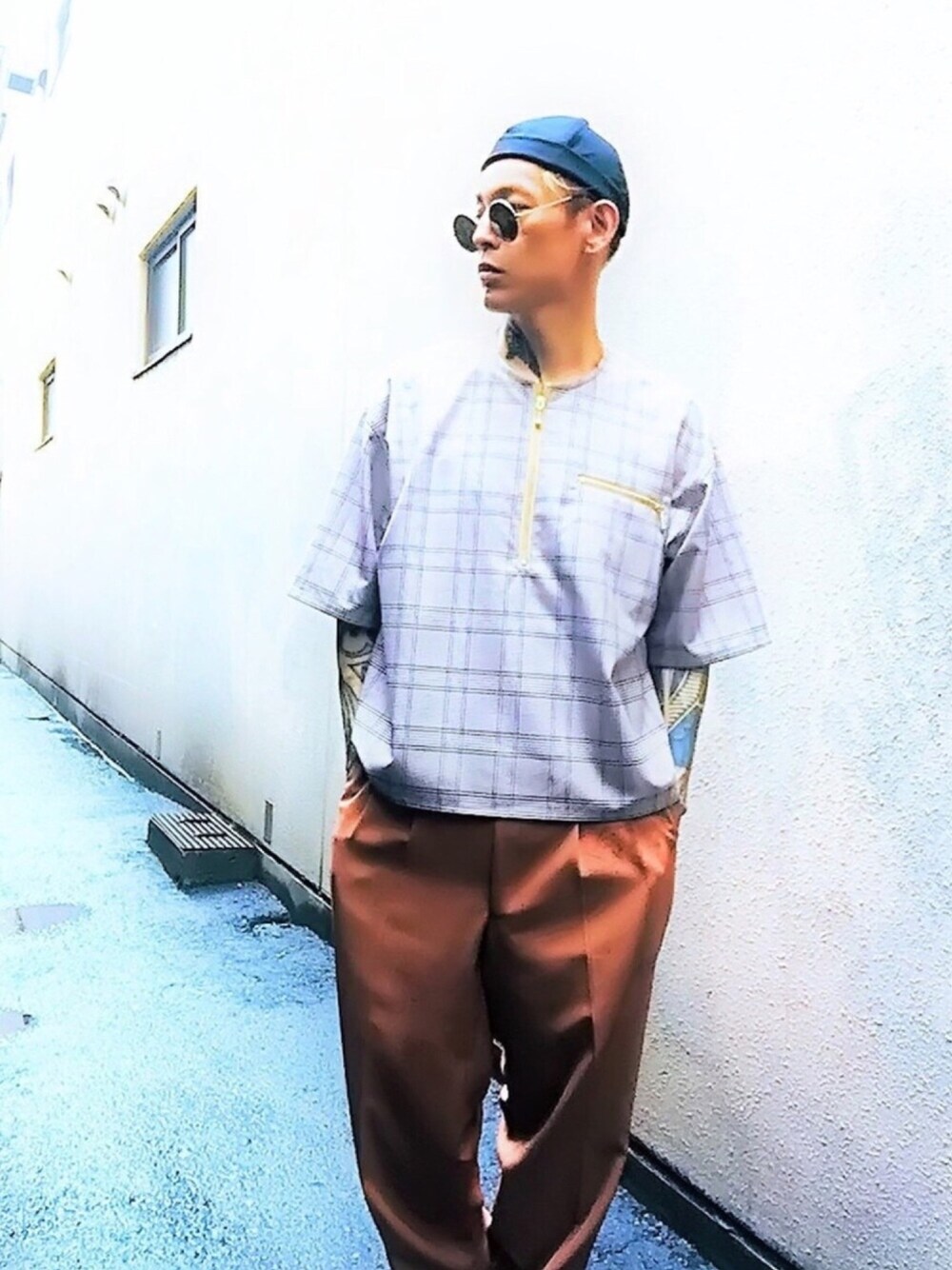 「not conventional、ハーフジップ、チェック、ワイドパンツ、ベージュ、オレンジ、丸サングラス、フィッシャーマンキャップ、ニット帽、ビッグシルエット」｜「NOT CONVENTIONALのNOTCONVENTIONAL/no collor half zip（シャツ/ブラウス、ベージュ系）」を使った、TETUさん（メンズ・174cm）の秋コーディネートの1枚目の写真