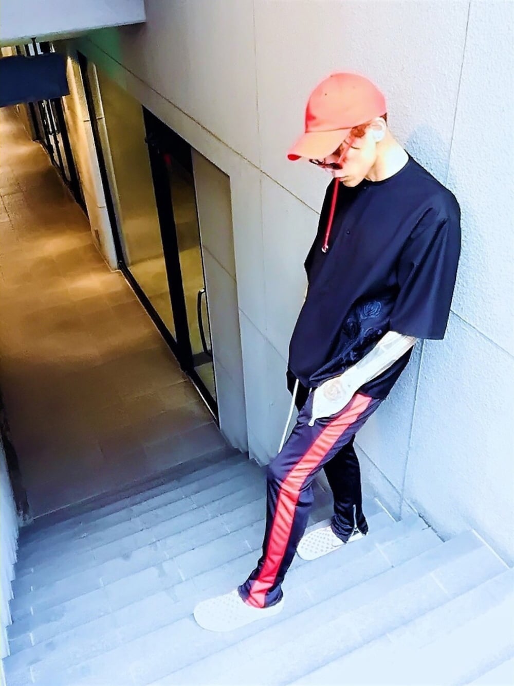 「ラインパンツ、ジャージ、VANS、スリッポン、not conventional、street、ストリート、韓国ファッション、黒×赤、キャップ」｜「NOT CONVENTIONALのNOTCONVENTIONAL/collarless shirt（ポロシャツ、ブラック系）」を使った、TETUさん（メンズ・174cm）の秋コーディネートの1枚目の写真