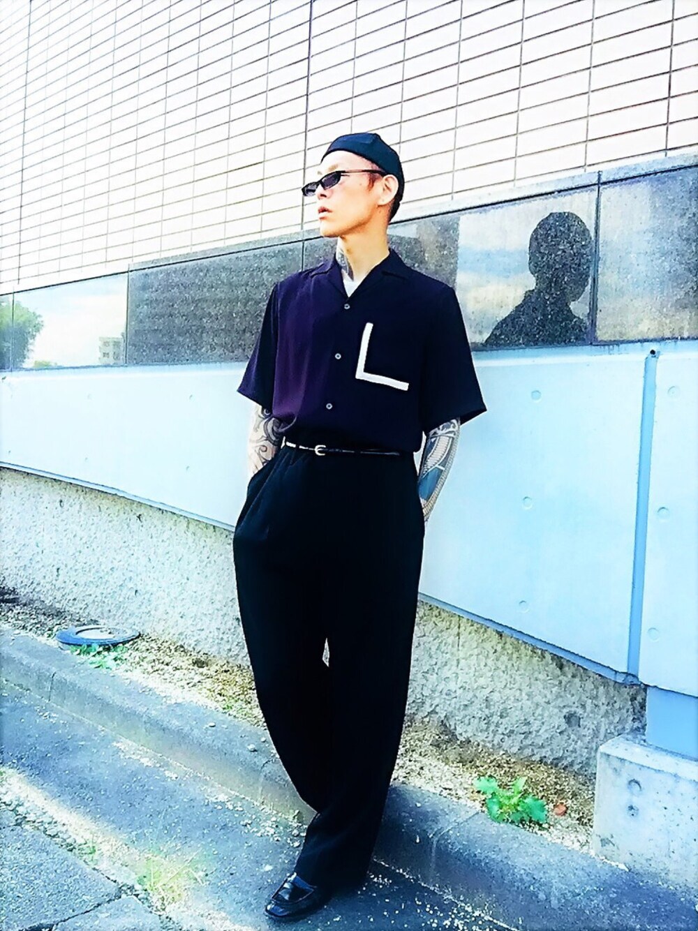 「オープンカラーシャツ、モノトーン、モード、ワイドパンツ、ローファー、ブラック、ZOZO、ZOZOSUIT、STUDIOUS、黒」｜「STUDIOUSの【STUDIOUS】L字ポケットオープンカラーシャツ（シャツ/ブラウス、ブラック系）」を使った、TETUさん（メンズ・174cm）の秋コーディネートの1枚目の写真